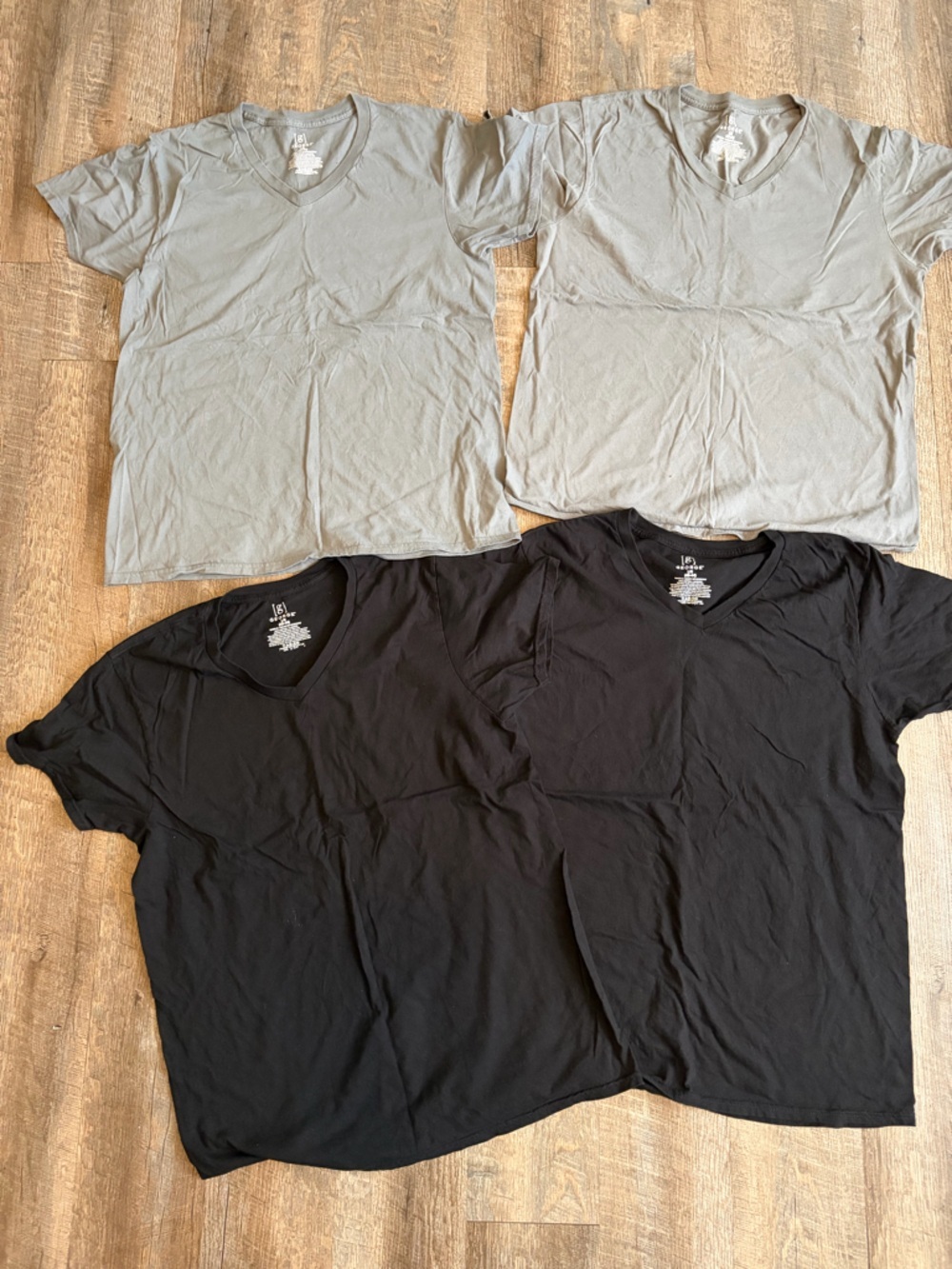 🌸 $10 SALE 🌸 George Men's Short-Sleeve Tee Pack in Light Gray and Black - Picture 4 of 8
